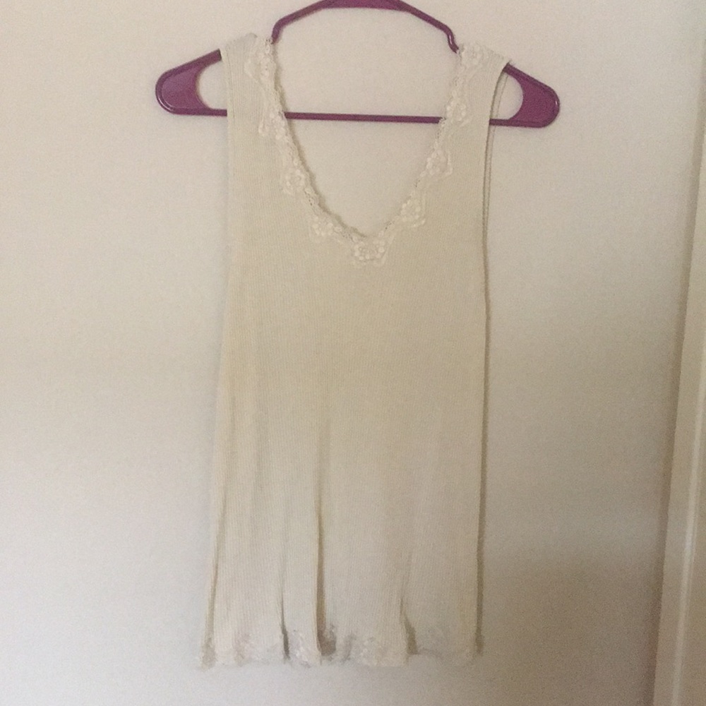 Camisole cream with lace